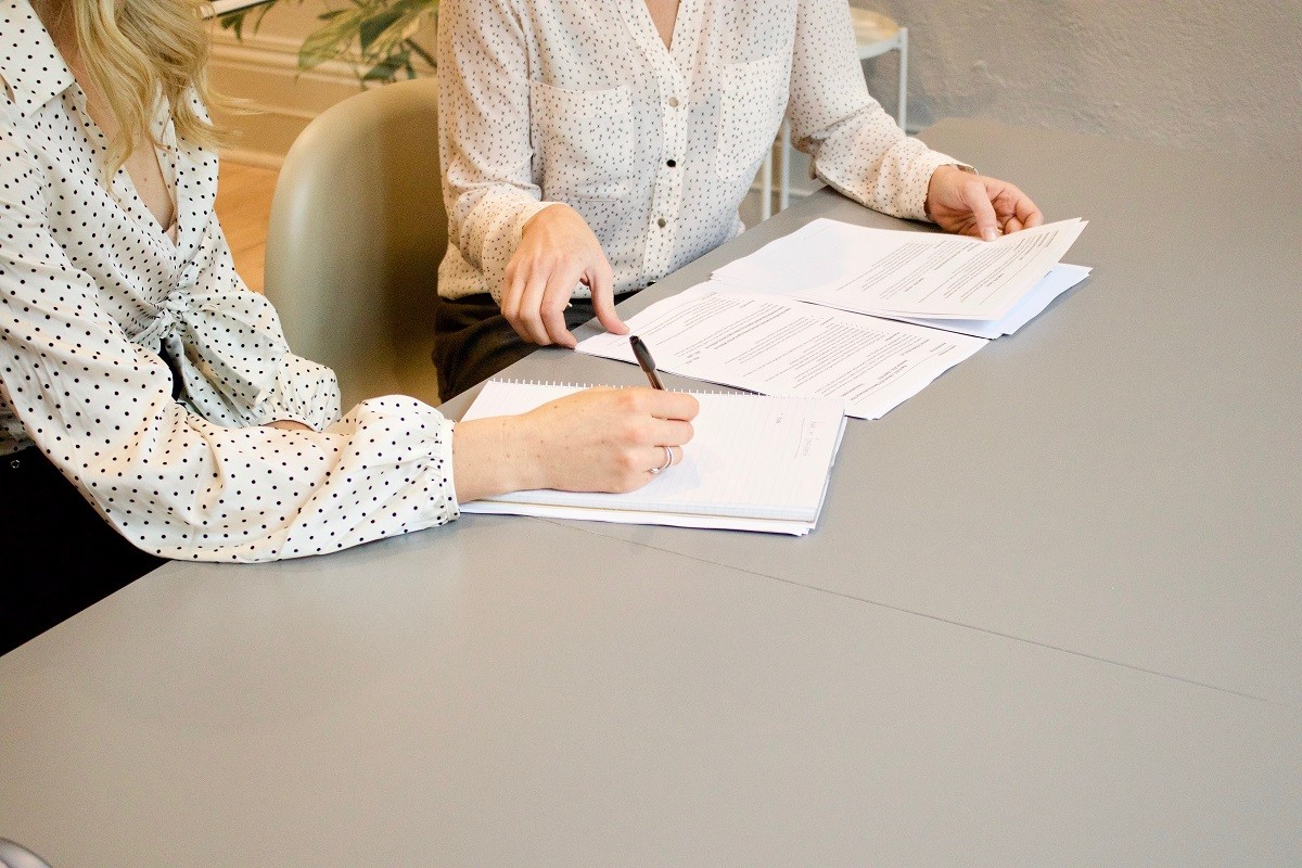 A home buyer and seller signing the purchase and agreement contract