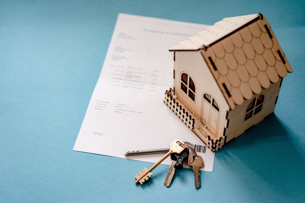 A miniature house with keys in front depicting how purchase money mortgage can be utilized in acquiring a property.