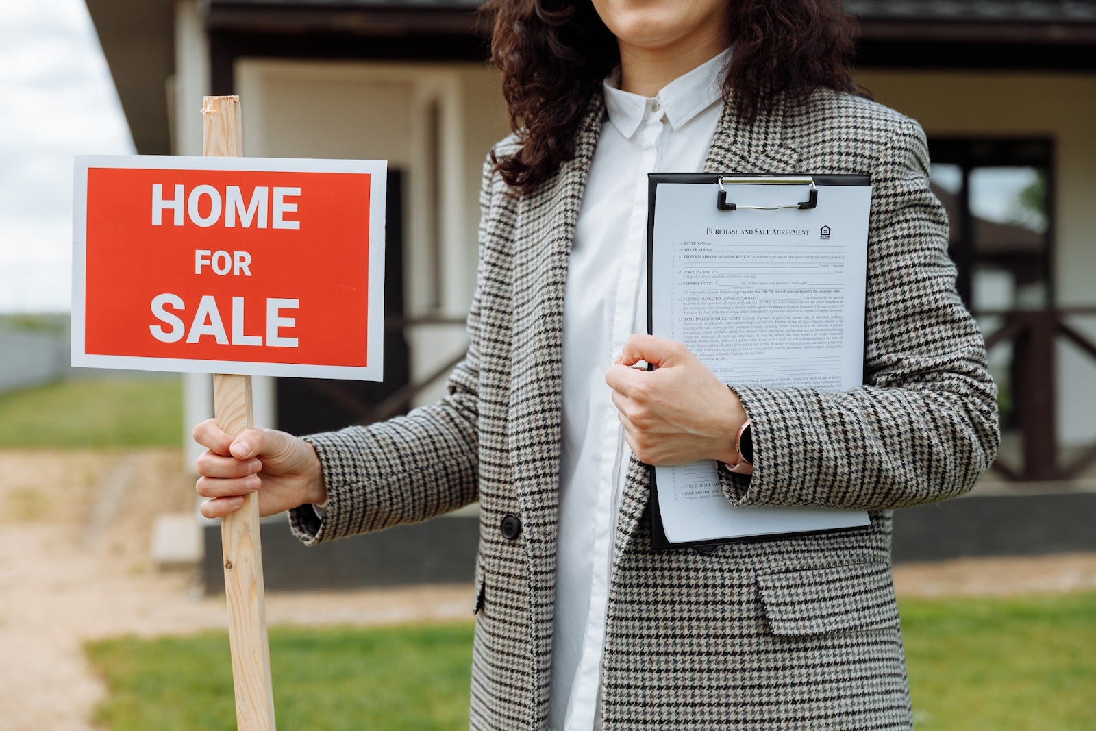 Choose only real estate agents with relevant certifications and licenses 